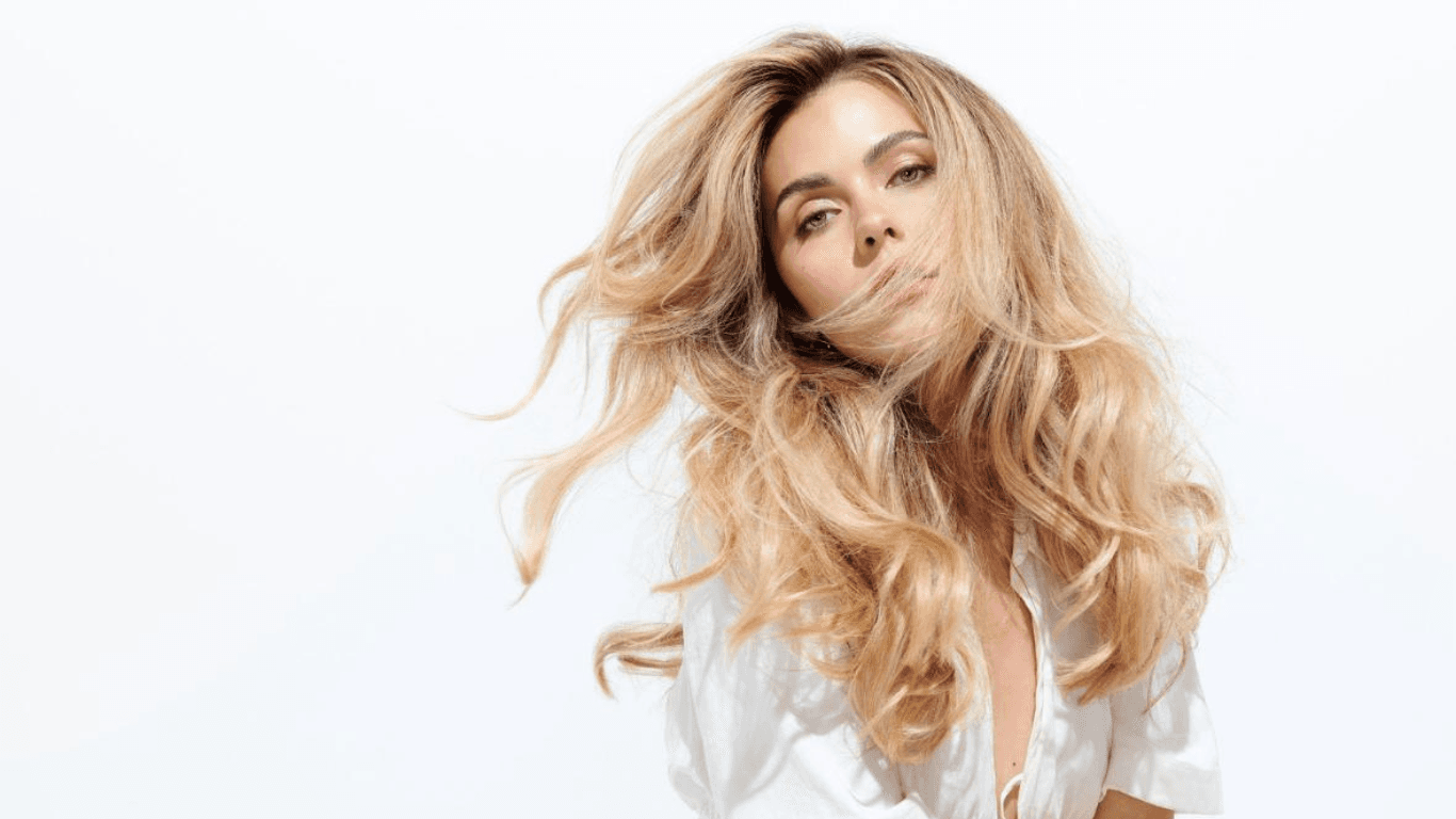 Full head foils with long hair at Jayne Elliott Hair Company